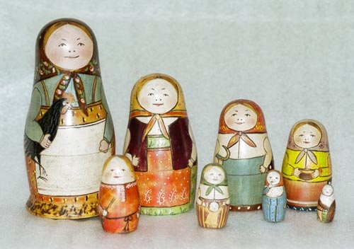 Doll carved by Zvezdochkin, painted by Malyutin - Sergiev Posad Museum of Toys, Russia, Public Domain, https://commons.wikimedia.org/w/index.php?curid=5051554